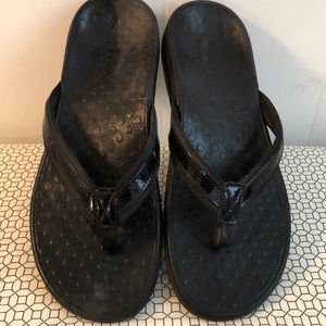 Gently Used Vionic Tide Sandals